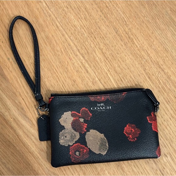 Coach Corner Zip Wristlet in Black And Poppy camo Flowers - Picture 2 of 8